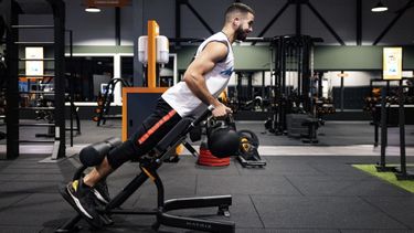 Een sporter in een filiaal van fitnessclub Basic-Fit