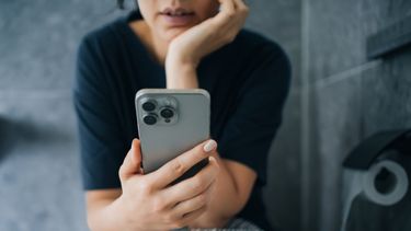 Smartphone tijdens poepen erg riskant, blijkt uit pijnlijk onderzoek