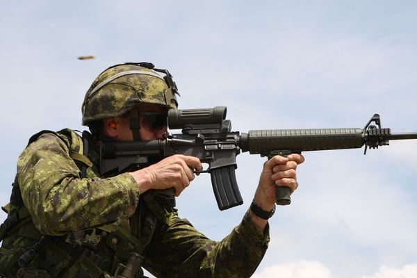 colt C 8 aanvalswapen defensie militairen soldaten standaardwapen