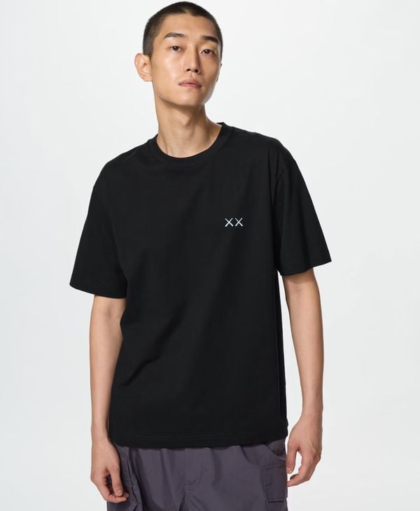 uniqlo kaws wit oversized t shirt zwart