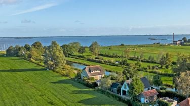 Funda-parel à €395.000 ligt bij prachtig meer in oer-Hollandse natuur