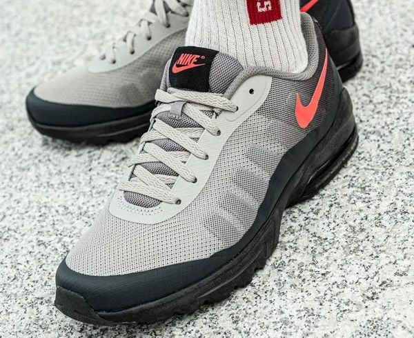 Nike Air Max Invigor onbekende sneakers 109 euro solar red