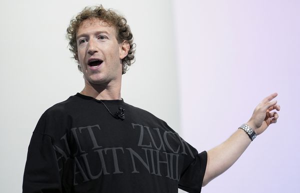 Mark Zuckerberg dropt kledinglijn met T-shirts in Julias Ceasar-stijl