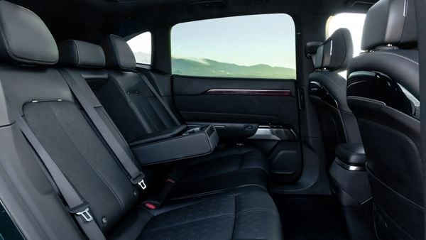 alle ruimte achterin voor passagiers in deze elektrische auto