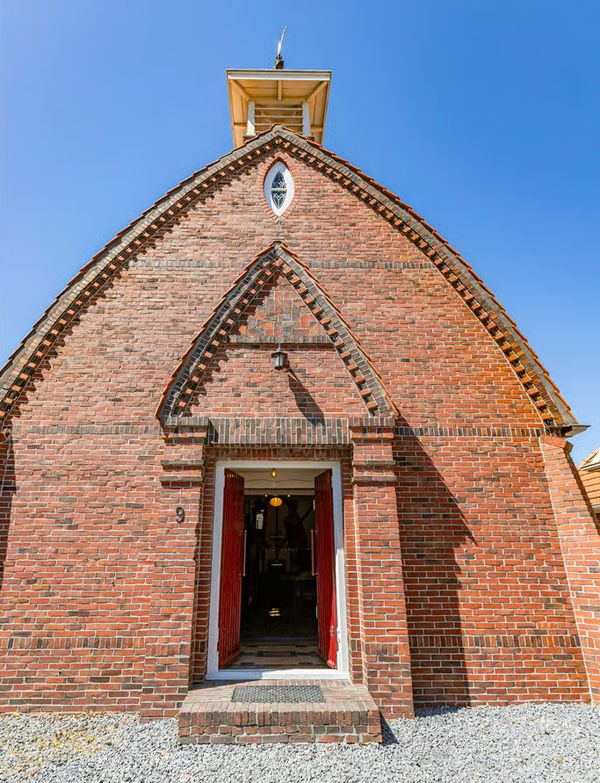 funda parel kerk te koop als huis in groningen amsterdamse school gerestaureerd 400000 euro 4 ton architectuur