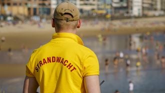 Dit salaris krijg je als strandwacht in Nederland per uur en leeftijd