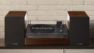 Deze platenspeler in 70's stijl met boxen én Bluetooth kost nu €149