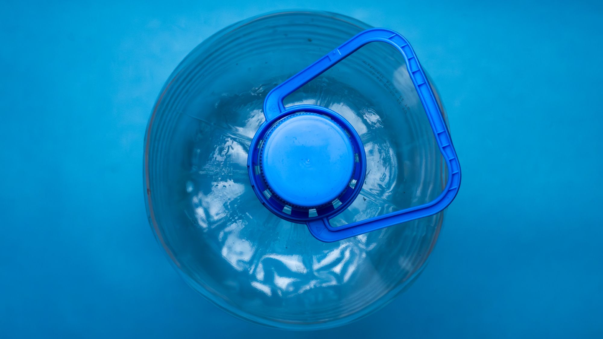 Zo test je thuis de gezondheid van je longen met plastic fles water