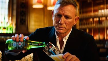 James Bond steekt de draak met uitstel No Time to Die in nieuwe reclame