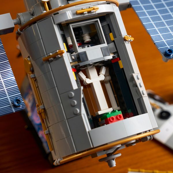 LEGO 11382 Hubble Space Telescope NASA 333232332