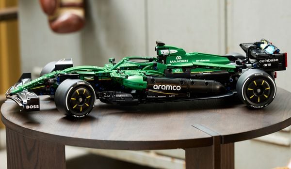 LEGO lanceert 42240 Aston Martin Aramco AMR25