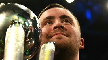 Zolang werkt een normale 17-jarige voor jaarsalaris Luke Littler