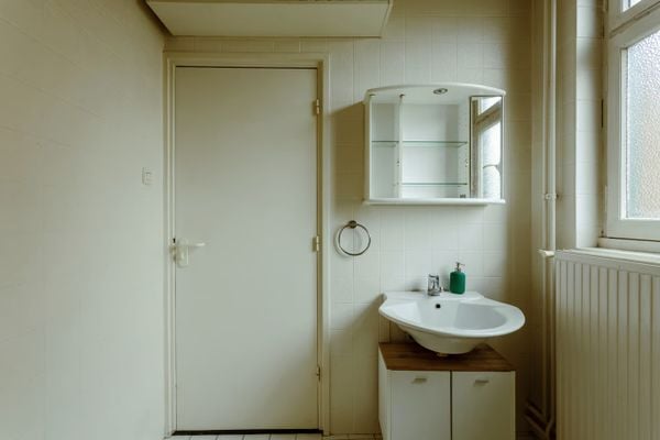 Funda-parel van €315.000 is megahuis in 'heerlijk' wandelwalhalla spaubeek heerlijkheid van geleen badkamer