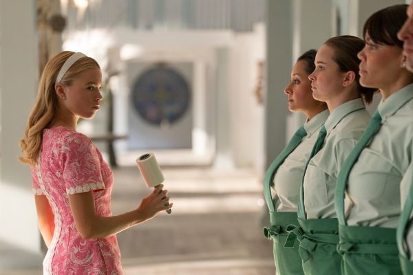 Netflix dropt cult-serie met Julianne Moore en White Lotus-ster