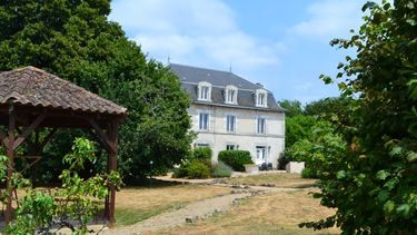 Frankrijk B&B kopen Funda gite chateau ik vertrek zwembad (2)