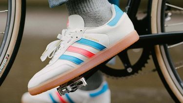 Deze Adidas-sneakers zijn stiekem fietsschoenen en nu afgeprijsd