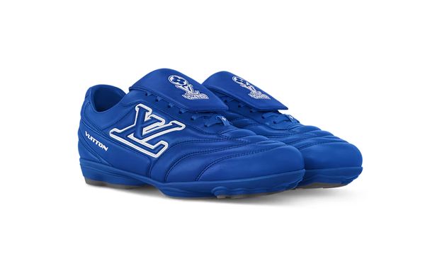 lv-footprint-soccer-sneakers louis vuitton voetbalschoenen zonder noppen blauw 990 euro