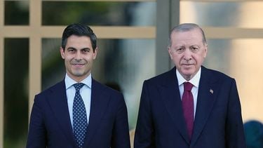 Jetten krijgt revolver van Erdogan: zoveel kost dit unieke cadeau