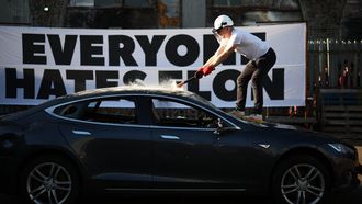 Onderzoek toont aan: Tesla verliest massaal trouwe klanten na Musks openlijke steun aan Trump. Loyaliteit keldert met ruim 30 procent.