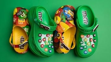 Crocs en M&M's lanceren lekkerste clogs ooit, met unieke Jibbitz
