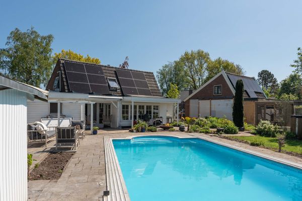 funda zonnepanelen zwembad sauna huis tuin friesland (7)