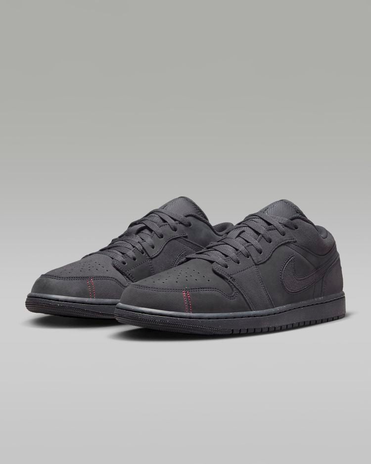 Nike-dropt-matzwarte-Air-Jordan-1-sneakers-voor-schappelijke-prijs-1