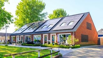 Je kunt nu geld verdienen door je zonnepanelen tijdelijk uit te zetten. Wij vertellen je waarom, hoe dit werkt en hoeveel het oplevert.