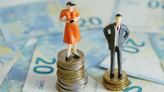 Tot deze leeftijd cashen vrouwen nu meer en is de loonkloof gedicht