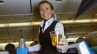 KLM bant gratis drankjes: dit betaal je nu voor bier, wijn en fris