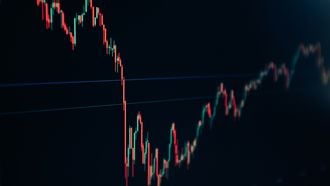 Januari-effect op beurs rekenvoorbeeld met €10.000 in december