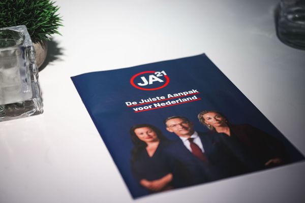 Campagnemateriaal in aanloop naar de Tweede Kamerverkiezingen tijdens het partijcongres van JA21. Tijdens de bijeenkomst werd er gestemd over de kandidatenlijst en het verkiezingsprogramma voor de Tweede Kamerverkiezingen.