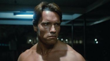 Deze Arnold Schwarzenegger-workout maakt je in 5 minuten fit